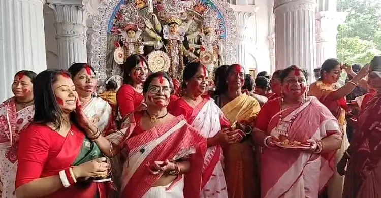 সিঁদুরে রাঙা মুখে উমার বিদায়