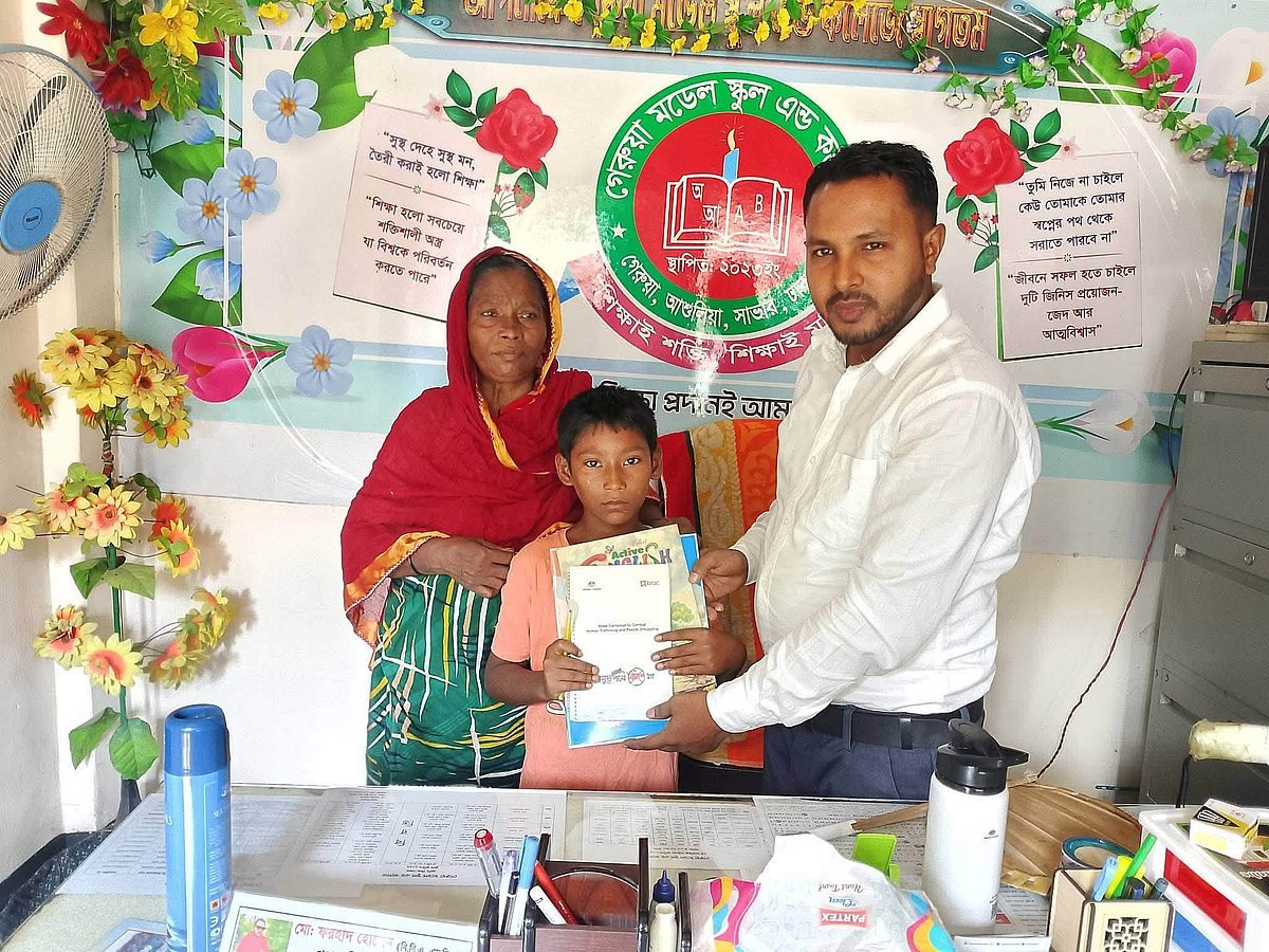 শিশু রিফাতের পড়াশোনার দায়িত্ব নিলেন সাভার বন্ধুসভার উপদেষ্টা