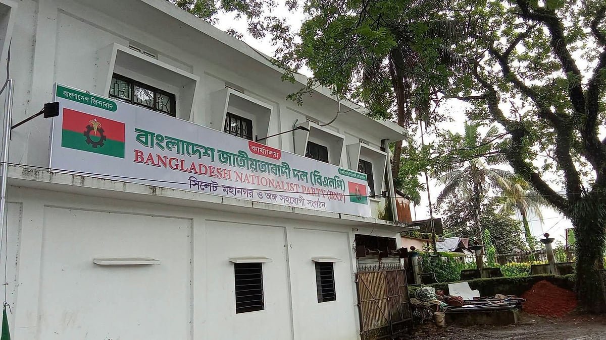 সমালোচনার মুখে ‘অচেনা’ তিন প্রবাসীকে উপদেষ্টা করার সিদ্ধান্ত স্থগিত