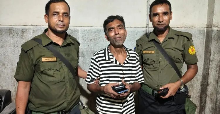 সন্দেহ হওয়ায় তল্লাশি, ঢামেকে মিললো চুরি করা মোবাইল-পাওয়ার ব্যাংক