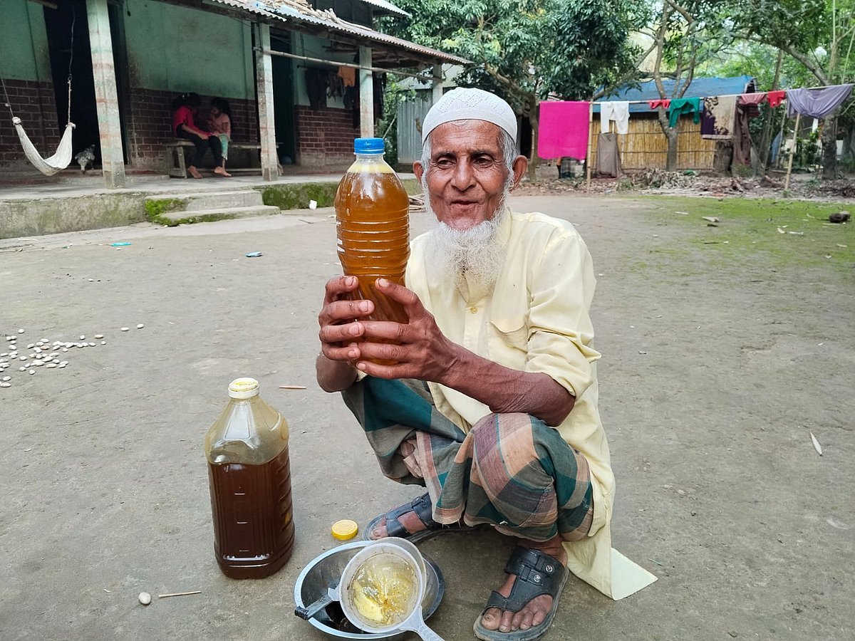 স্ত্রী চেয়েছিলেন ব্যবসায়ে সততা, ঘানির ভেজালমুক্ত তেল বিক্রি করে সচ্ছলতার সঙ্গে লস্কর পেয়েছেন সম্মাননাও