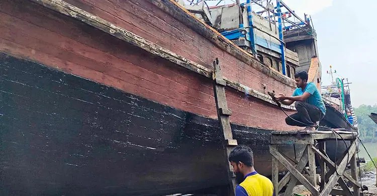 নদীতে ইলিশের টান, সামনের নিষেধাজ্ঞার সময় পেছানোর দাবি জেলেদের
