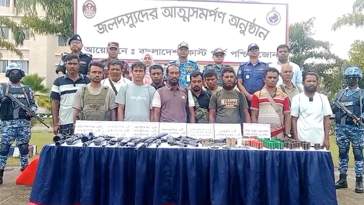 সুন্দরবনে ‘নানা ভাই বাহিনী’র ১২ ডাকাতের আত্মসমর্পণ