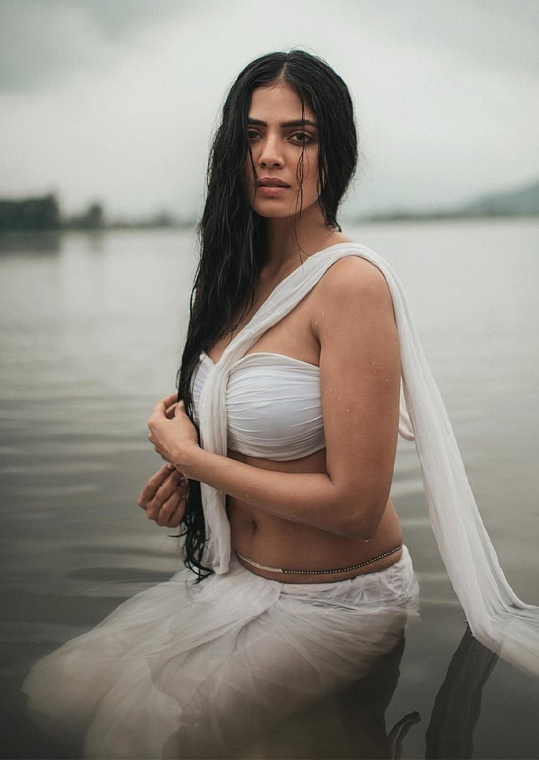 শ্বেতশুভ্র ১০ লুকে আকর্ষণ ছড়াচ্ছেন এই দক্ষিণি ডিভা