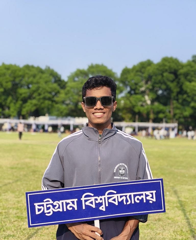 টেবিলে অগোছালো বই-খাতা, বিছানায় না খাওয়া চিপস, নেই শুধু আরিফুল