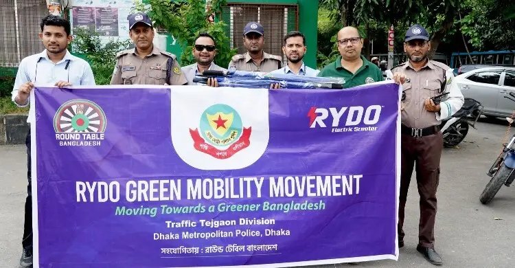 ট্রাফিক পুলিশ সদস্যদের মধ্যে ছাতা বিতরণ করল রাইডো