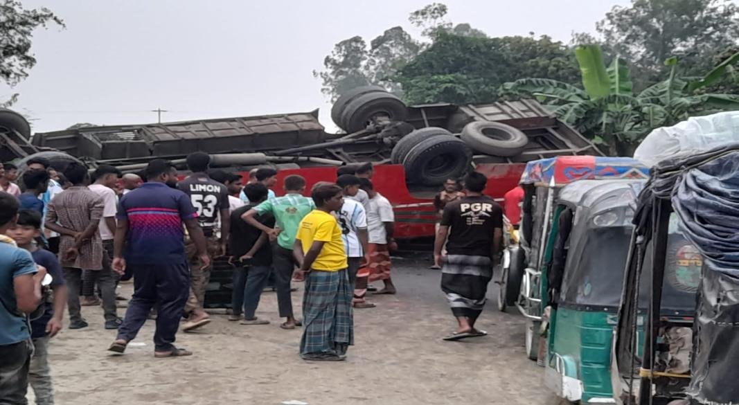নওগাঁয় বিআরটিসির যাত্রীবাহী বাস উল্টে ১৫ জন আহত, গুরুতর আশংকাজনক ৪ জনকে রাজশাহী মেডিকেলে স্থানান্তর"