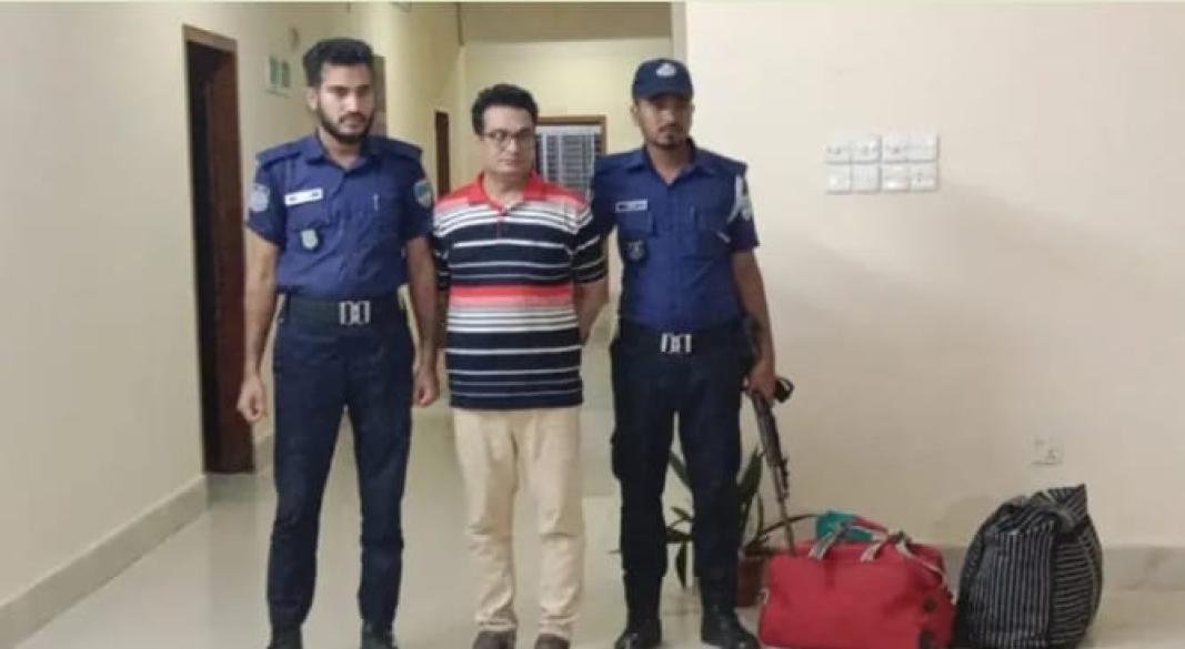 ভারতে যাওয়ার সময় বেনাপোলে স্বেচ্ছাসেবক লীগ নেতা আটক।