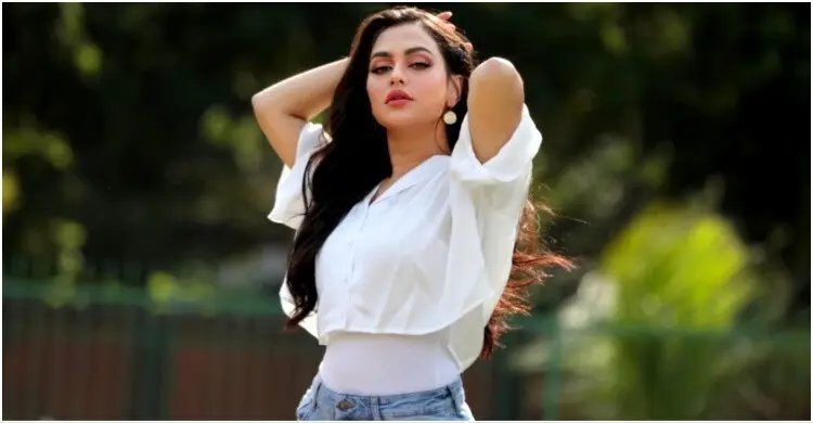 যে কারণে ‘ট্রাইব্যুনাল’ থেকে বেরিয়ে গেলেন নুসরাত ফারিয়া